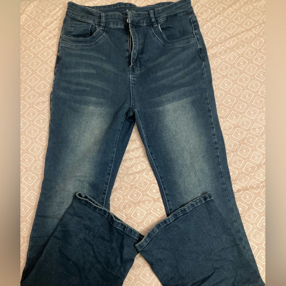 SHEIN FLARED JEANS.